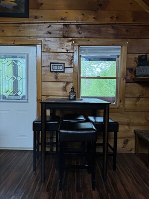 Dining - 📍 Prime location, 🎡 1 mi to Parkway and The Island, 🎢 5 mi to Dollywood (Pigeon Forge)