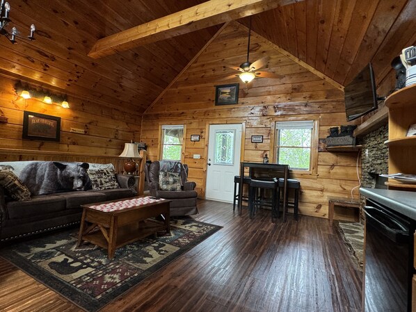 Smart TV, video games - 📍 Prime location, 🎡 1 mi to Parkway and The Island, 🎢 5 mi to Dollywood (Pigeon Forge)