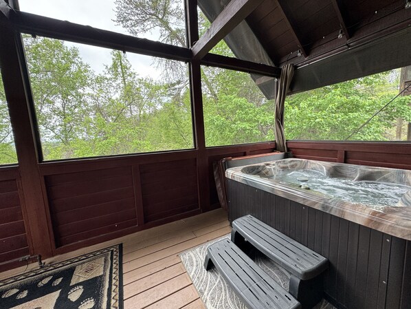 Outdoor spa tub - 📍 Prime location, 🎡 1 mi to Parkway and The Island, 🎢 5 mi to Dollywood (Pigeon Forge)