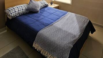 1 habitación, caja de seguridad en la habitación y escritorio