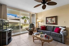Smart TV, books - 3 minute walk to the beach!! Newly renovated 1 bedroom 2 bath condo (Kihei)
