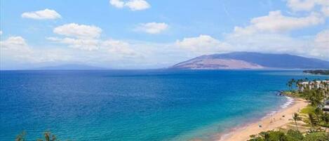 Vlak bij het strand, ligstoelen, strandlakens