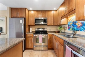Frigorífico, microondas, horno y placa de cocina
