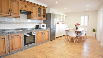 Een koelkast, een magnetron, een oven, een kookplaat