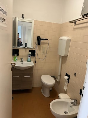 Bathroom - VENICE NIGHT DOUBLE ROOM SHARED TOILETC6 (Mestre)