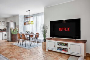 Dining - 5 min to the lake, quiet, family-friendly, terrace, garden, Netflix, freeparking (Göhren-Lebbin)