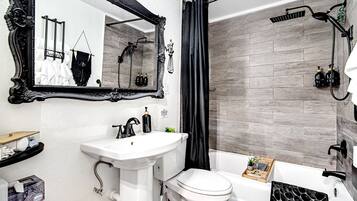 Secadora de cabello, toallas, jabón, shampoo