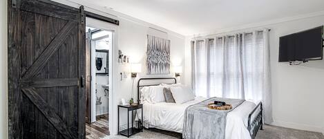 1 chambre, coffre-fort, fer et planche à repasser, lit de bébé portatif