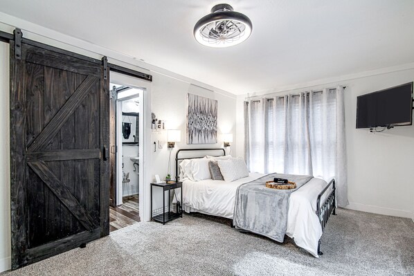 1 quarto, cofres nos quartos, ferros/tábuas de passar roupa