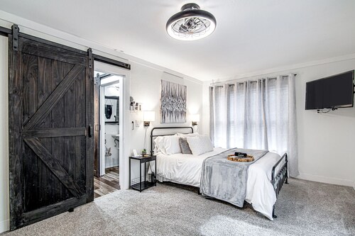 #1 Cottage in Old Town Burleson walk to entertainment & restaurants-Free parking