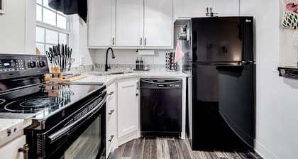 #1 Cottage in Old Town Burleson walk to entertainment & restaurants-Free parking