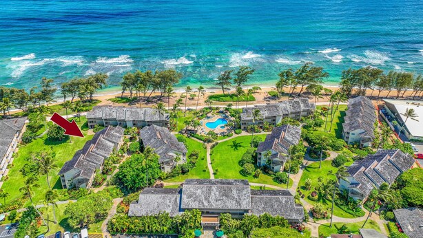 A coastal resort with multiple bungalow-style buildings, a central swimming pool, and a beach view. - New from Premier Host -  Top Floor Oceanview Studio at Islander on the Beach (Kapaʻa)