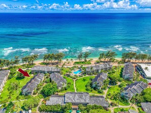 A coastal resort with multiple bungalow-style buildings, a central swimming pool, and a beach view. - New from Premier Host - Top Floor Oceanview Studio at Islander on the Beach (Kapaʻa)