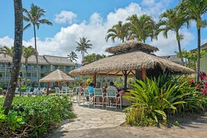 Outdoor dining - New from Premier Host -  Top Floor Oceanview Studio at Islander on the Beach (Kapaʻa)