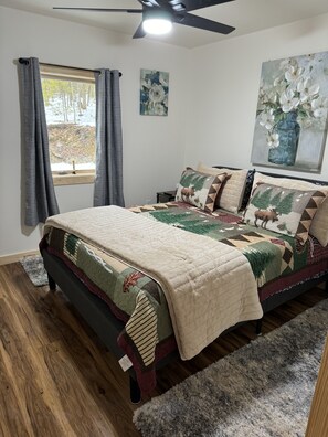 1 bedroom, WiFi, bed sheets - Quite/Peaceful country setting in the woods cabin/house (Johnson)