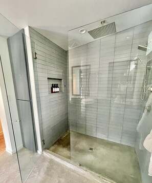 Bruser, hårtørrer, bidet, håndklæder