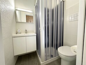 Doccia, asciugacapelli, asciugamani, sapone