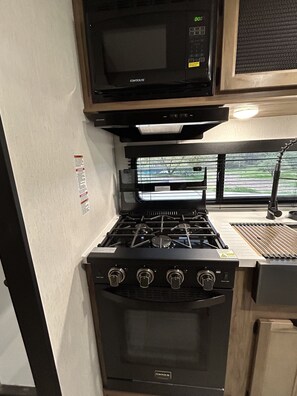 Een koelkast, een magnetron, een oven, een kookplaat