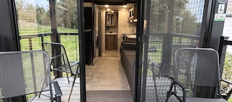 New tiny house near Grass Valley on shared 5 acre wooded lot! Hot tub access!