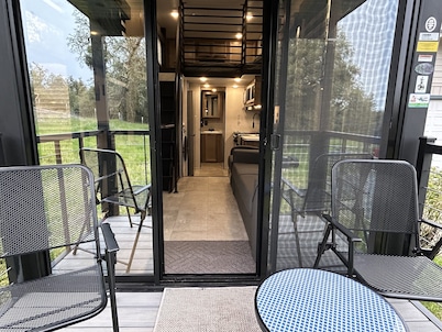 New tiny house near Grass Valley on shared 5 acre wooded lot! Hot tub access!