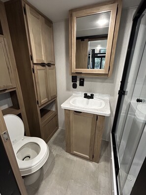 Shower, hair dryer, towels, soap - New tiny house near Grass Valley on shared 5 acre wooded lot! Hot tub access! (Rough and Ready)