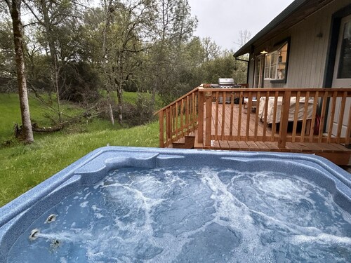 New tiny house near Grass Valley on shared 5 acre wooded lot! Hot tub access!