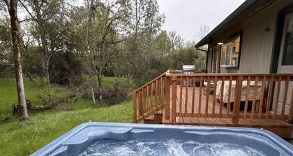 New tiny house near Grass Valley on shared 5 acre wooded lot! Hot tub access!