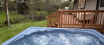 New tiny house near Grass Valley on shared 5 acre wooded lot! Hot tub access!