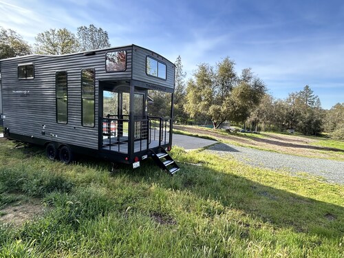 New tiny house near Grass Valley on shared 5 acre wooded lot! Hot tub access!