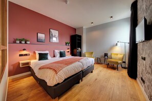 Decoración personalizada y espacio para trabajar con laptop 