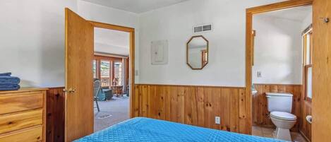 2 bedrooms, iron/ironing board, travel cot, free WiFi