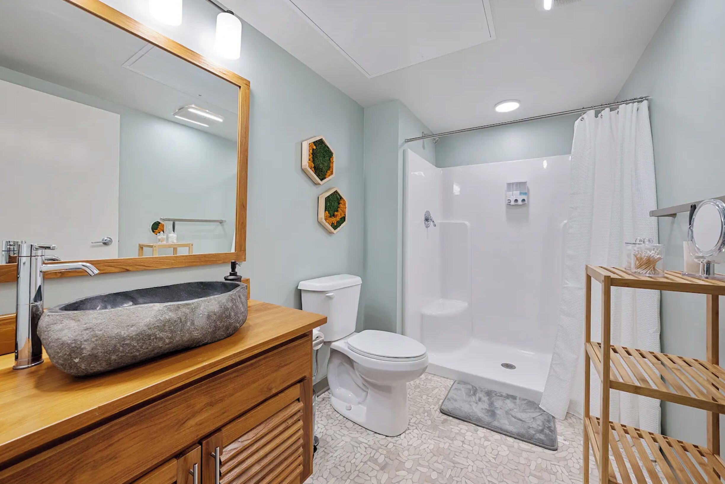 Apartamento standard, 2 quartos | Banheiro | Chuveiro, secador de cabelo, toalhas de banho, papel higiênico