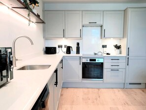 Kjøleskap, mikrobølgeovn, ovn og oppvaskmaskin