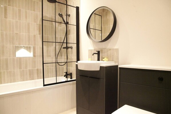 Shower, hair dryer, towels - Apartment 3 Old Conservative Club in Historic Town - Pass the Keys (Caernarfon)