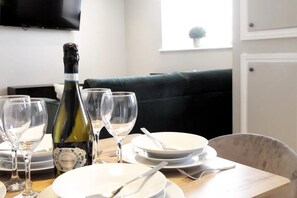 Dining - Apartment 3 Old Conservative Club in Historic Town - Pass the Keys (Caernarfon)