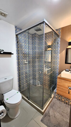 Shower, rainfall showerhead, free toiletries, hair dryer