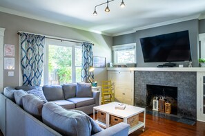 Una Smart TV, un futbolín, libros