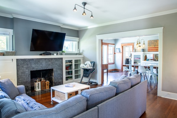 Una Smart TV, un futbolín, libros