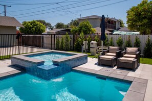 Una piscina al aire libre, una piscina climatizada