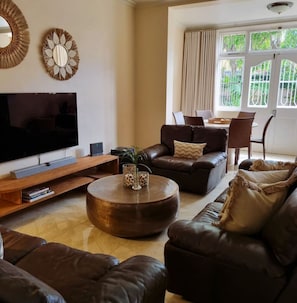 Smart TV - Luxurious Sea Point Apartment (Cape Town)