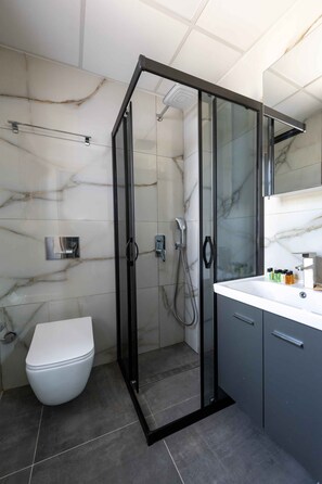 Shower, rainfall showerhead, free toiletries, hair dryer