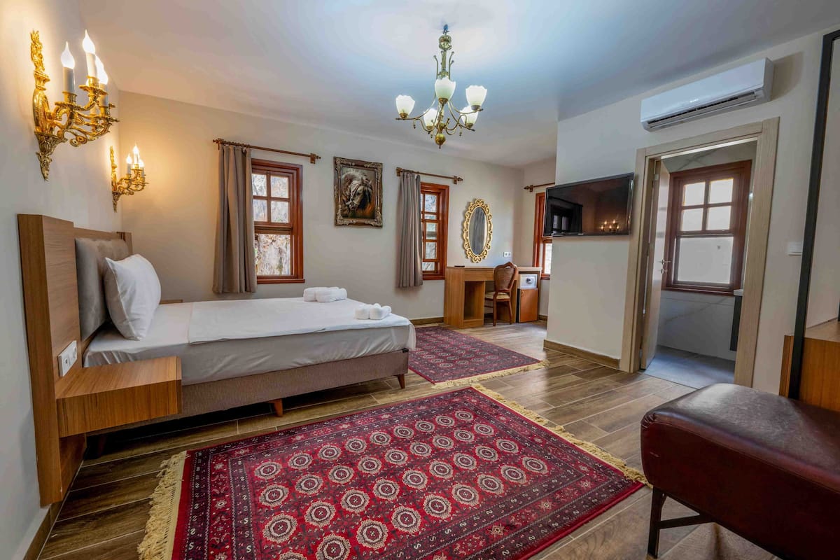 Habitación Royal, 1 cama Queen size, para no fumadores, vista a la ciudad | Caja de seguridad en la habitación y escritorio