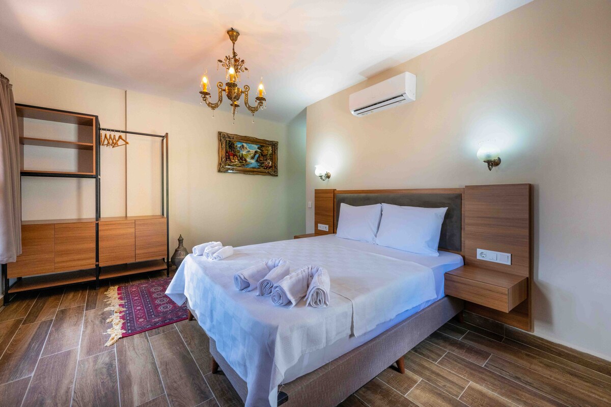 In-room safe, desk, laptop workspace, soundproofing