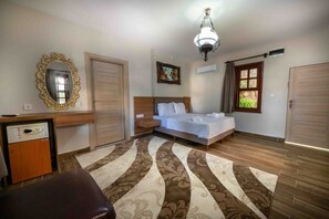 Royal Room, 1 Queen Bed, Non Smoking, City View | Living area | 40-inch LCD TV with cable channels