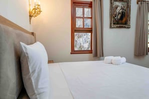 Quarto real, 1 cama Queen, para não fumantes, vista para a cidade | Cofres nos quartos, individualmente decorados