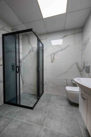 Royal Room, 1 Queen Bed, Non Smoking, City View | Bathroom | Shower, rainfall showerhead, free toiletries, hair dryer - Lionas Hotel Kaleici (Antalya)