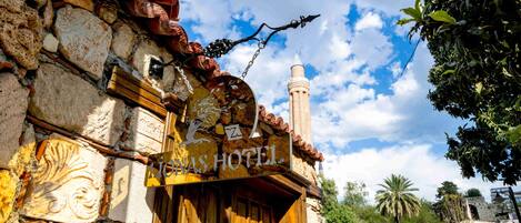 Pintu masuk properti