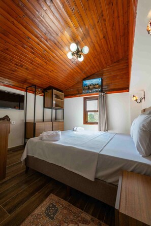 In-room safe, individually decorated, individually furnished, desk - Lionas Hotel Kaleici (Antalya)