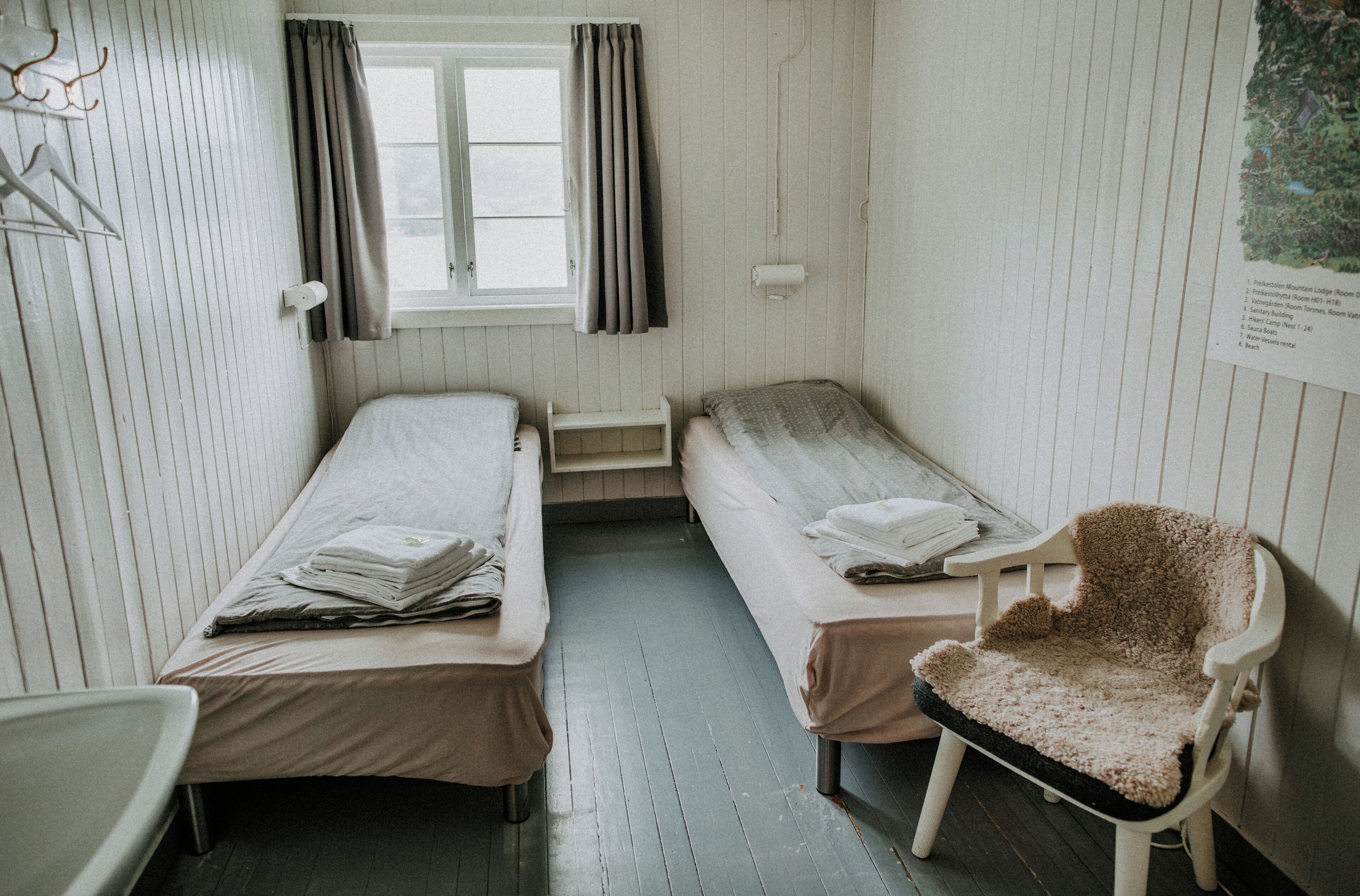 Economy Twin Room Hostel Lake view | Free WiFi, bed sheets