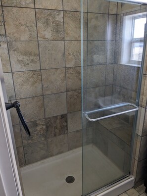 Shower, towels, soap, shampoo - The Little house (Walden)